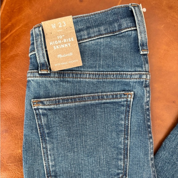 MADEWELL | 10" High-Rise Skinny Jeans in Foregate Wash, Knee-Rip Edition - Picture 2 of 5